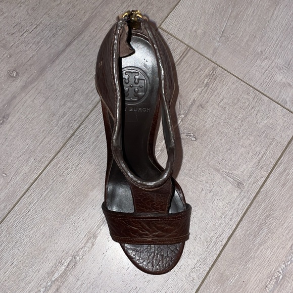 TORY BURCH Teagan Stingray Brown Leather Caged T Strap Sandals Heels Sz 6.5 - Picture 4 of 12